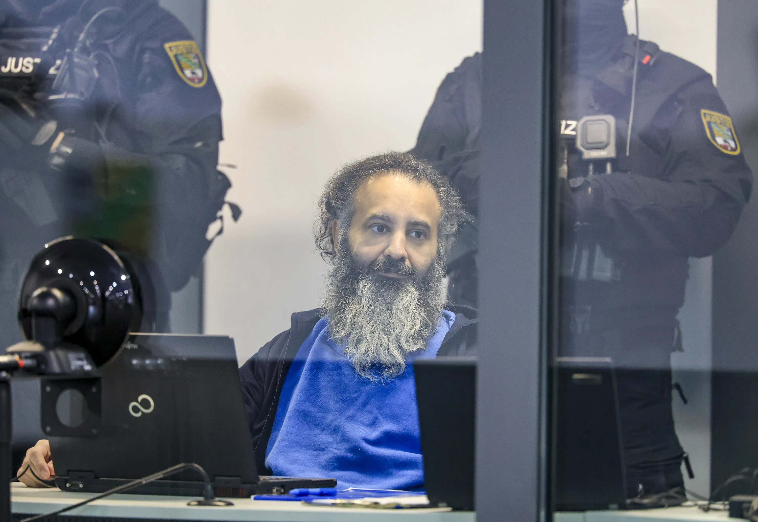 Talaeb Opfer des Weihnachtsmarkt-Anschlags sitzen Täter gegenüber