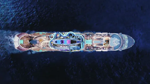 Wettrutschen um die Mitte: Die neue Norwegian Luna lockt mit der hybriden Achterbahn „Aqua Slidecoaster“